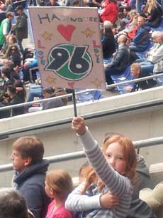 Itzumer Grundschüler jubeln Hannover 96 zum Sieg